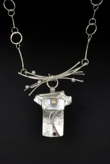 Silver necklace with pearl and garnet