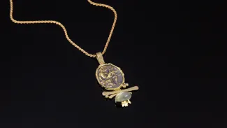 Gold pendant with moonstone