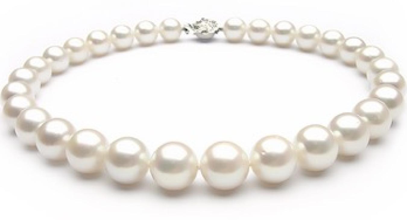Photograph of a classic white pearl bracelet arranged in a circle on a white background.