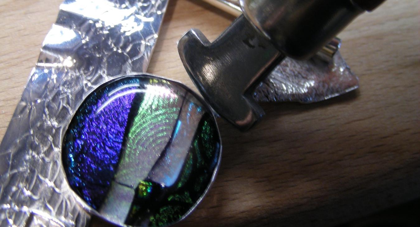 Setting the glass cabochon