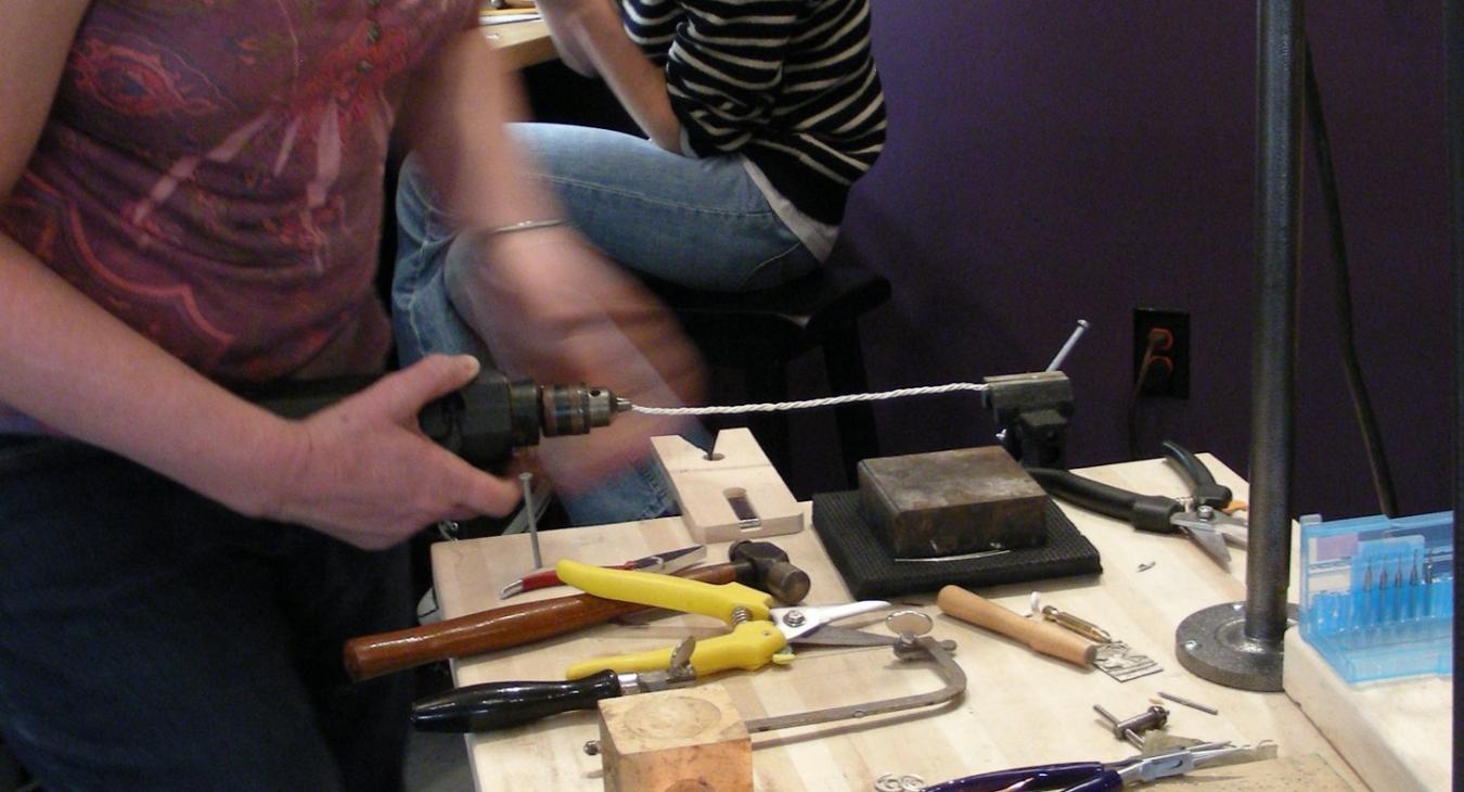 Jennifer twisting wire with drill and vice