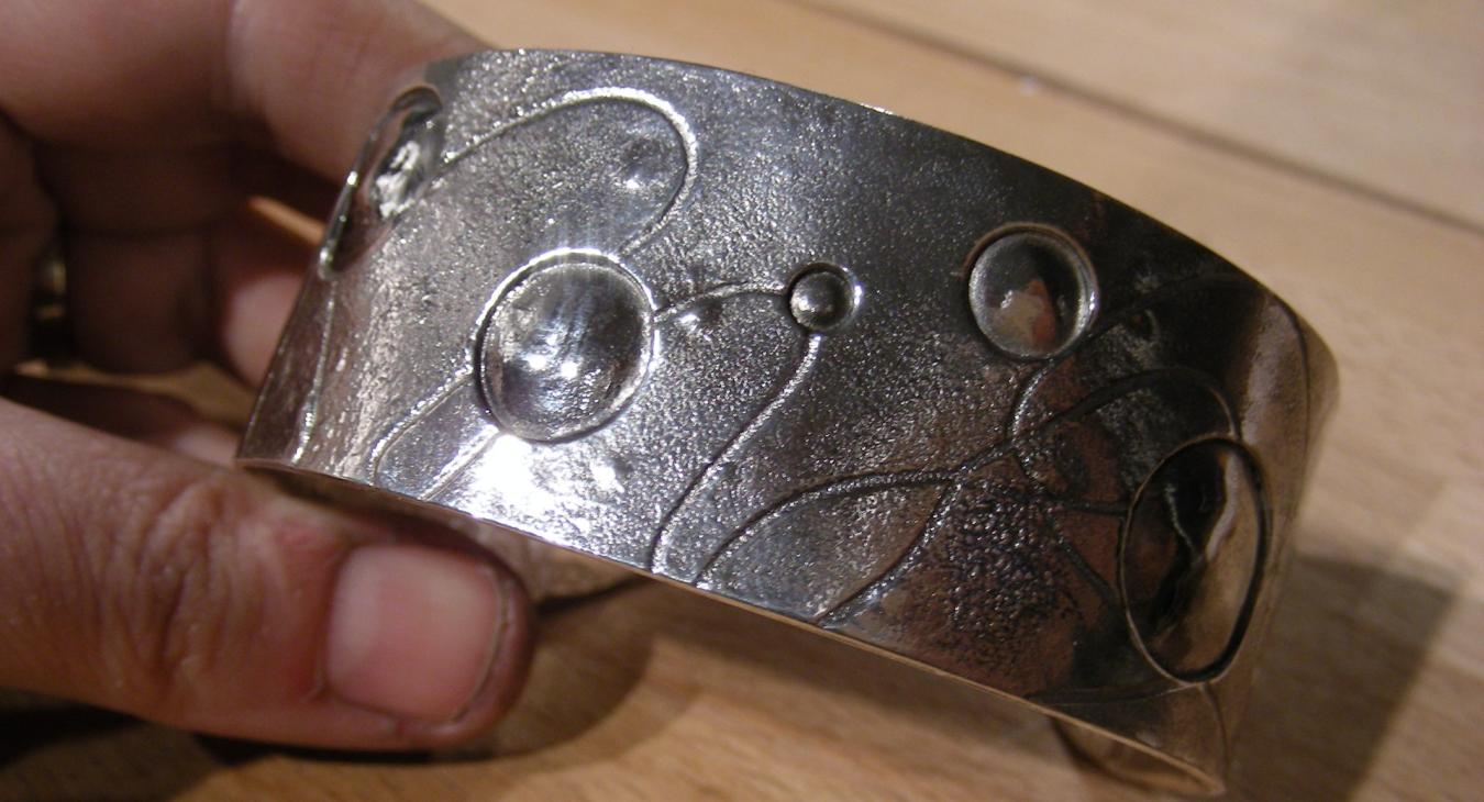 Cuff with dapped planets