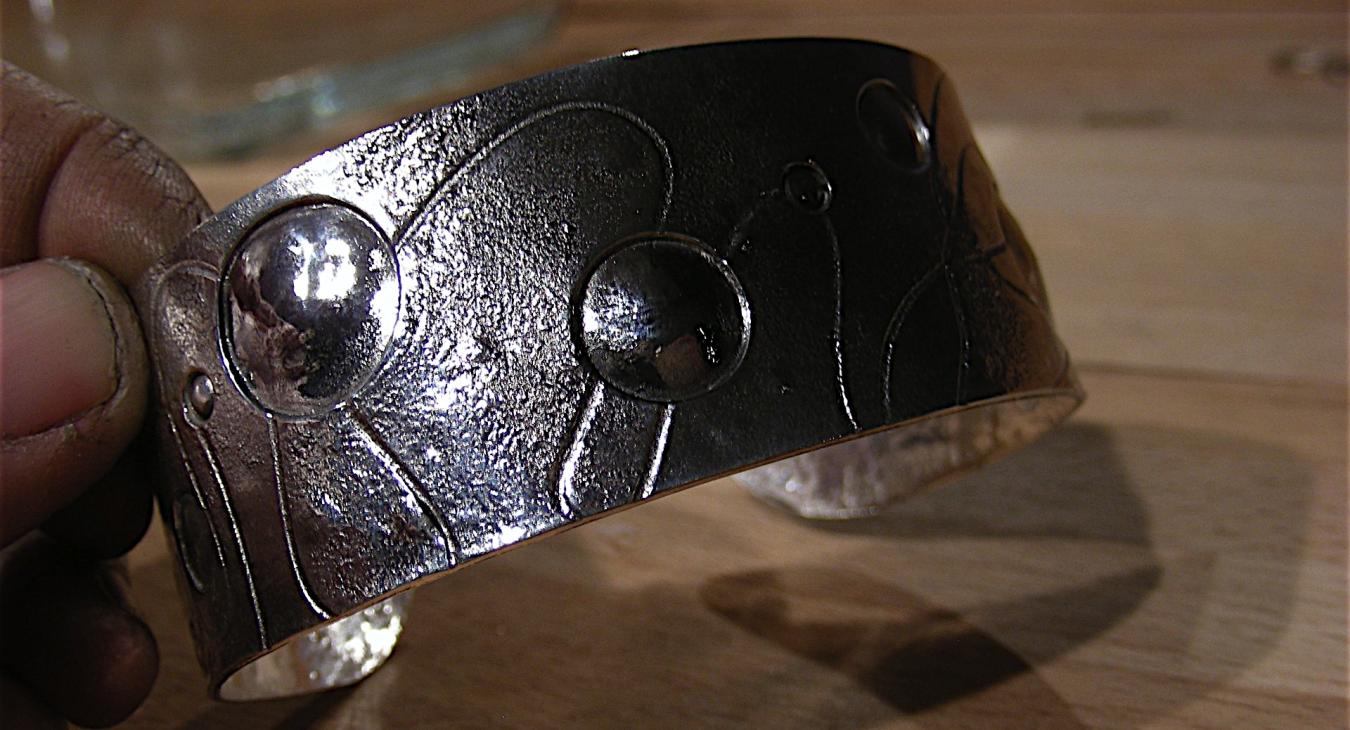 Cuff with rolling mill texture