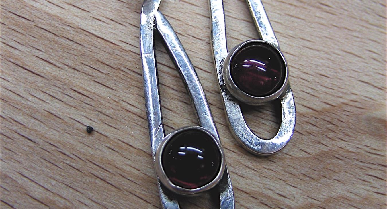 Silver earrings with garnet