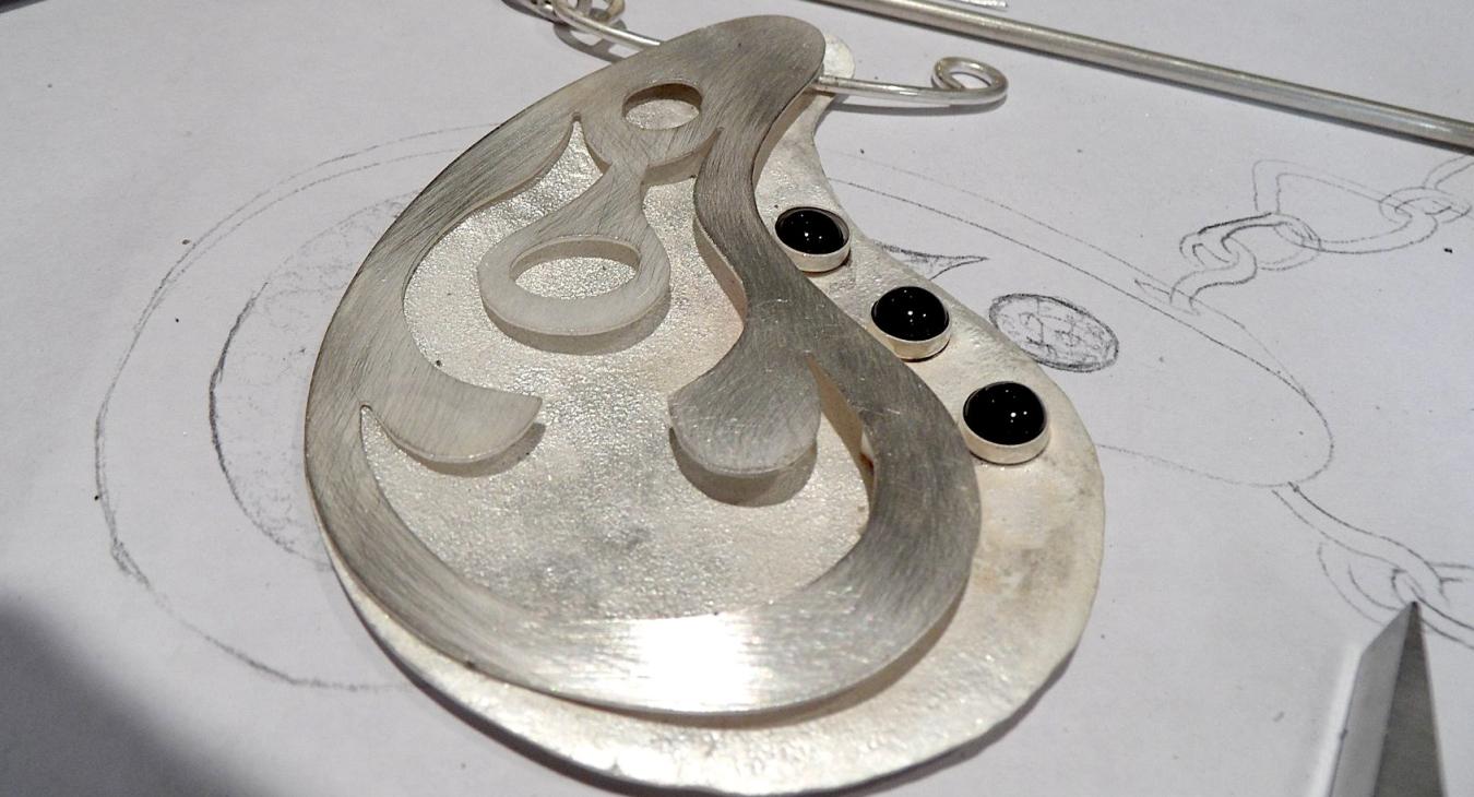 Checking the size of the onyx on the piece's bezels