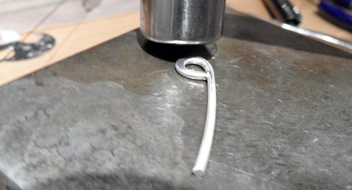 Forming one of the chain links on anvil