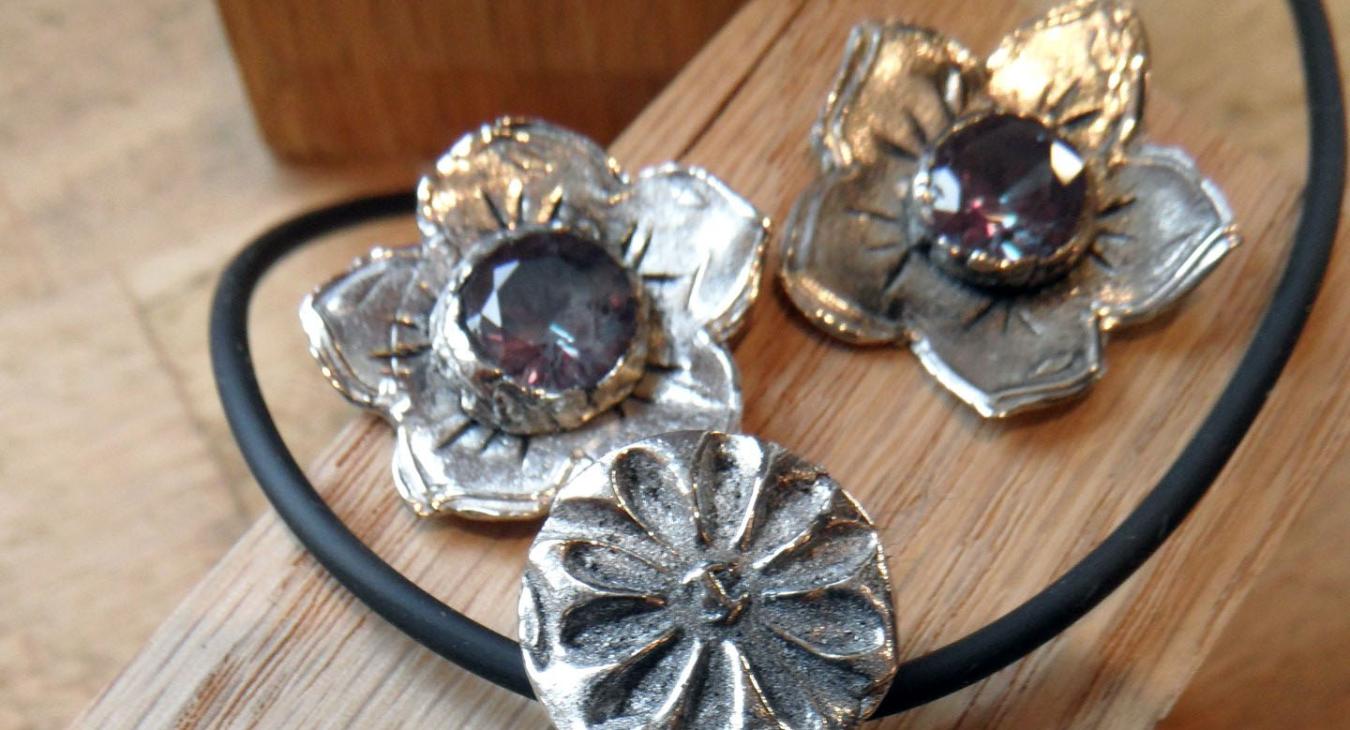Pendant and flower earrings with purple stones