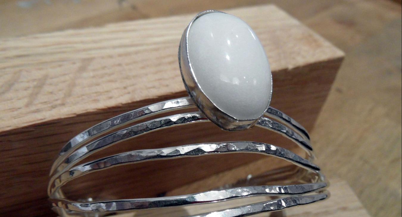 Hammered multi-strand band with white stone