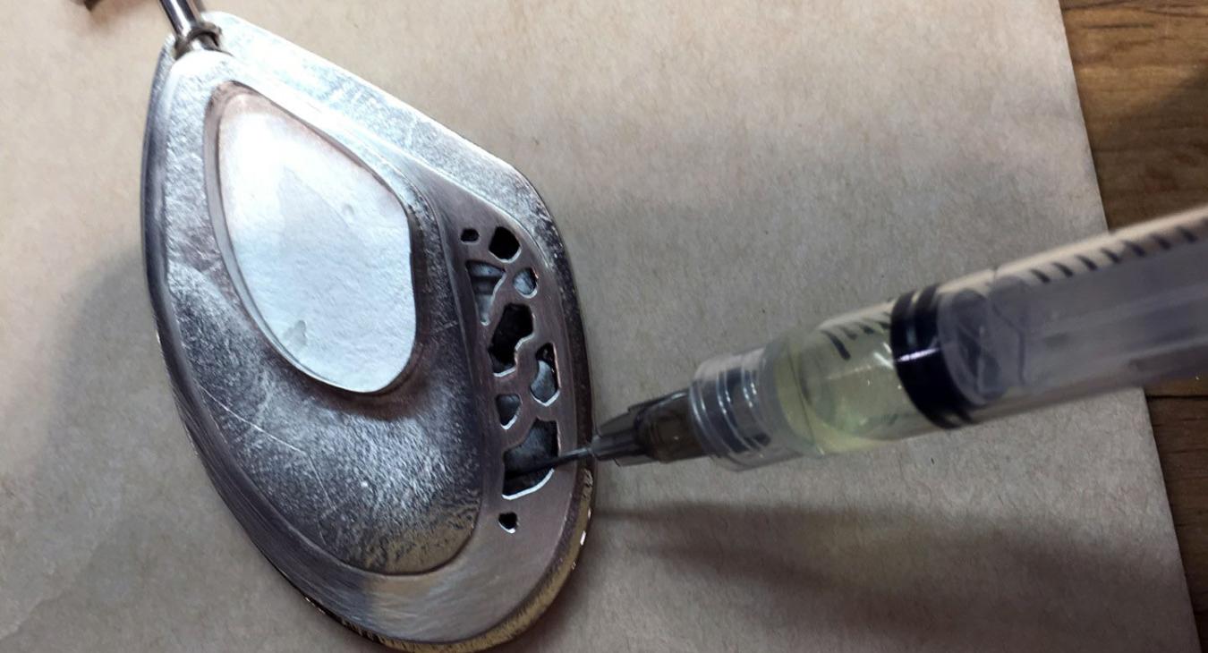 injecting the cutout of unfinished pendant with oxidizer