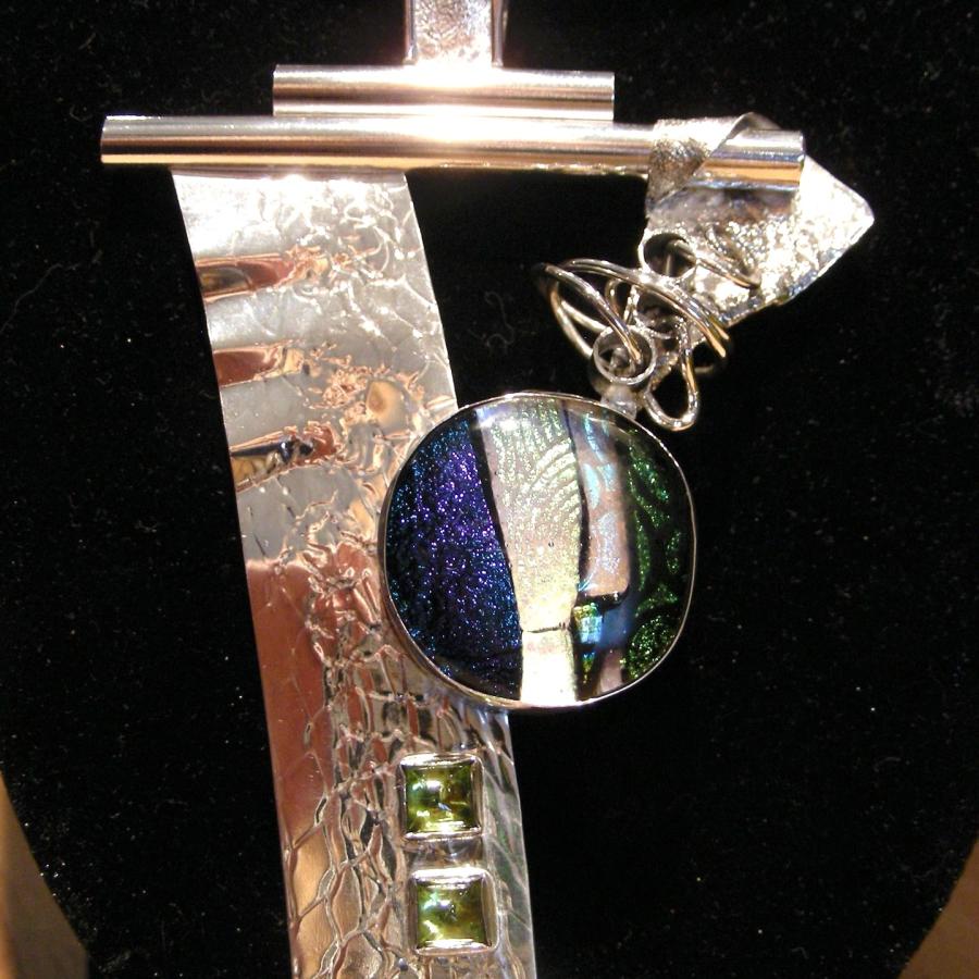 Textured silver pendant with glass and peridot