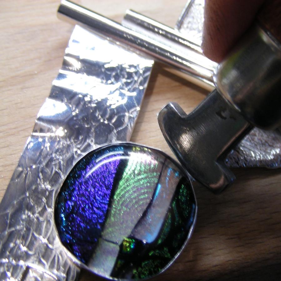 Setting the glass cabochon