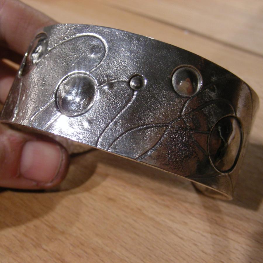 Cuff with dapped planets