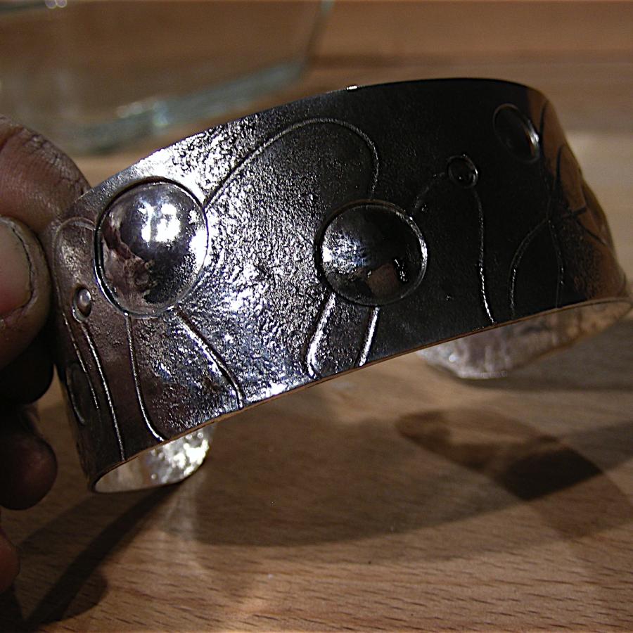 Cuff with rolling mill texture