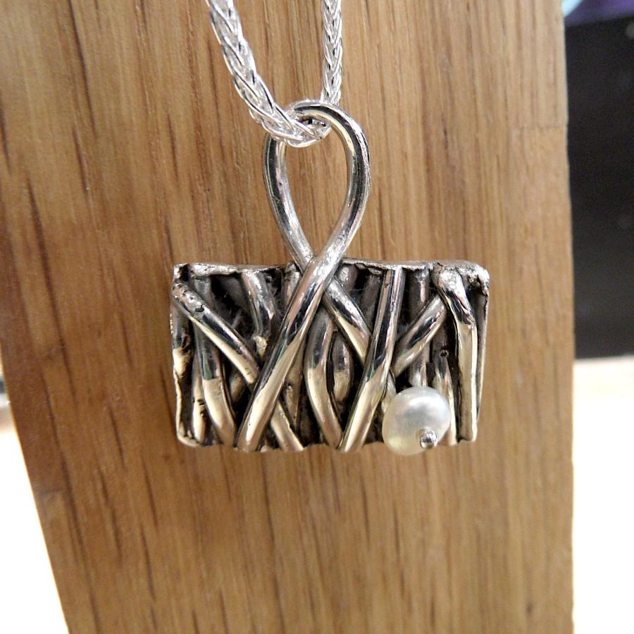 Cast wire pendant with pearl