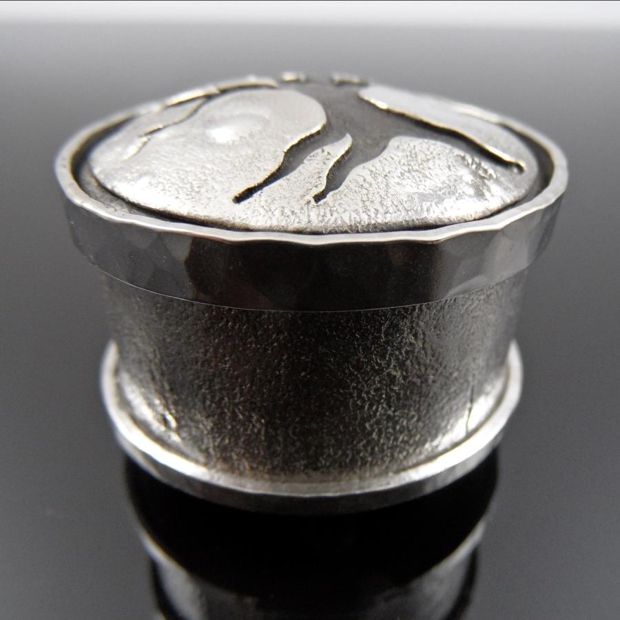 Side detail view of the box