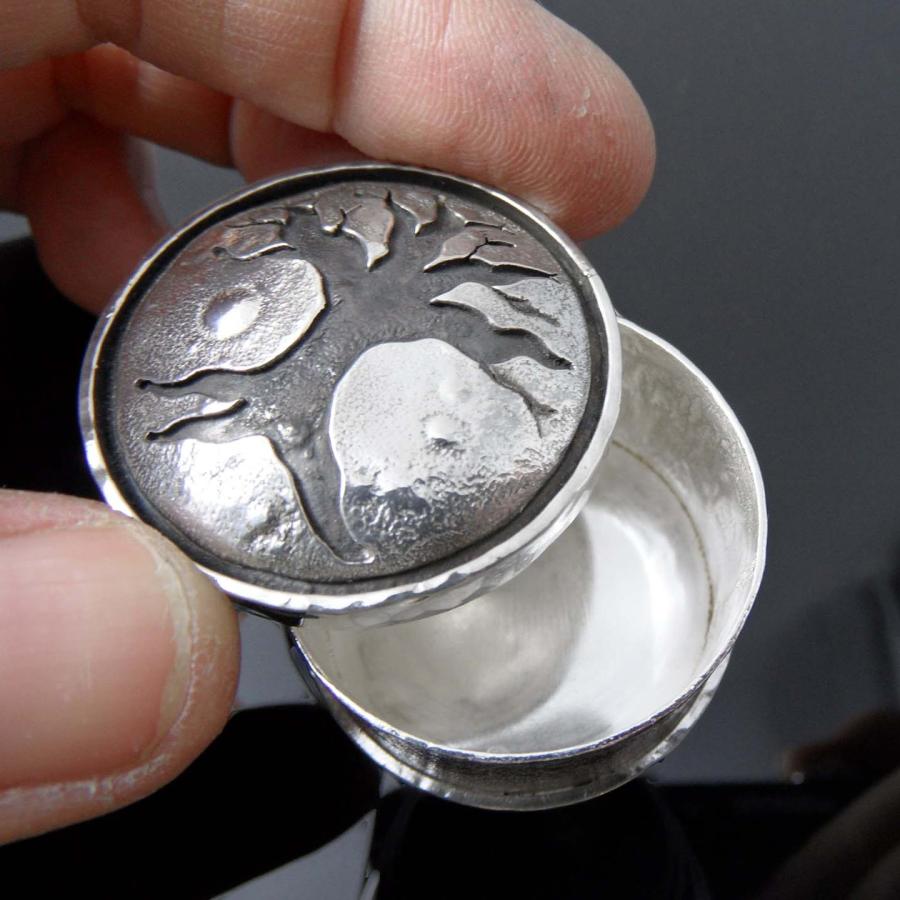 The lid off of the box.