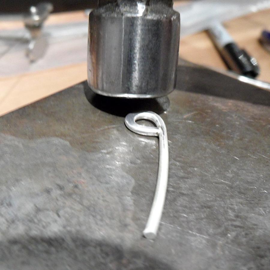 Forming one of the chain links on anvil