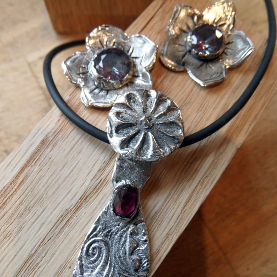 Pendant and flower earrings with purple stones