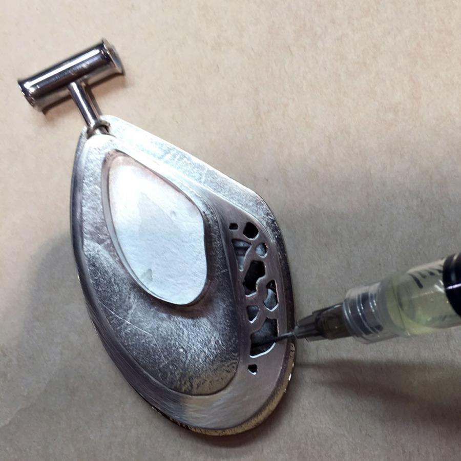 injecting the cutout of unfinished pendant with oxidizer