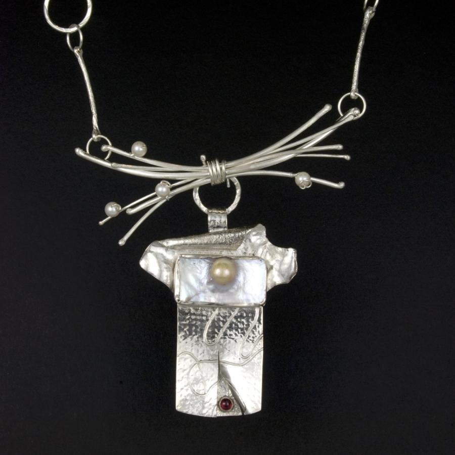 Silver necklace with pearl and garnet