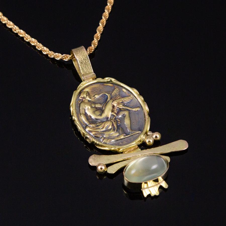 Gold pendant with moonstone