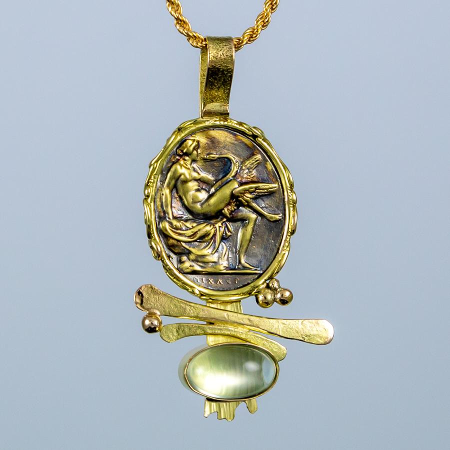 Gold pendant with moonstone