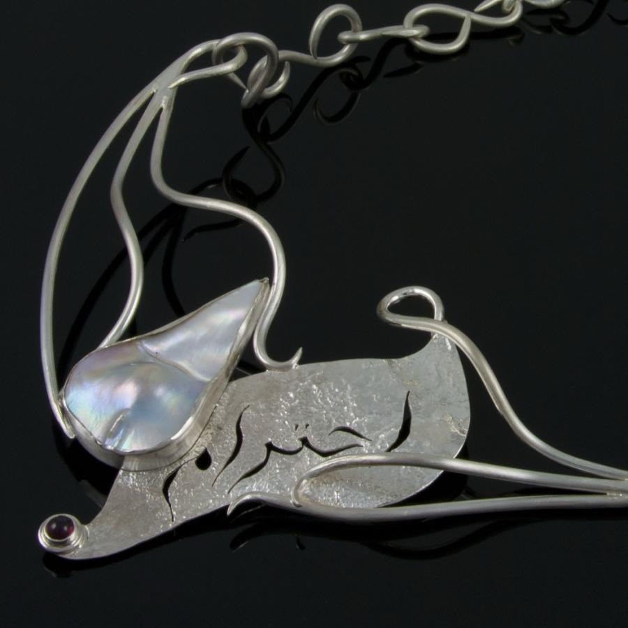 Silver necklace with blister pearl and garnet