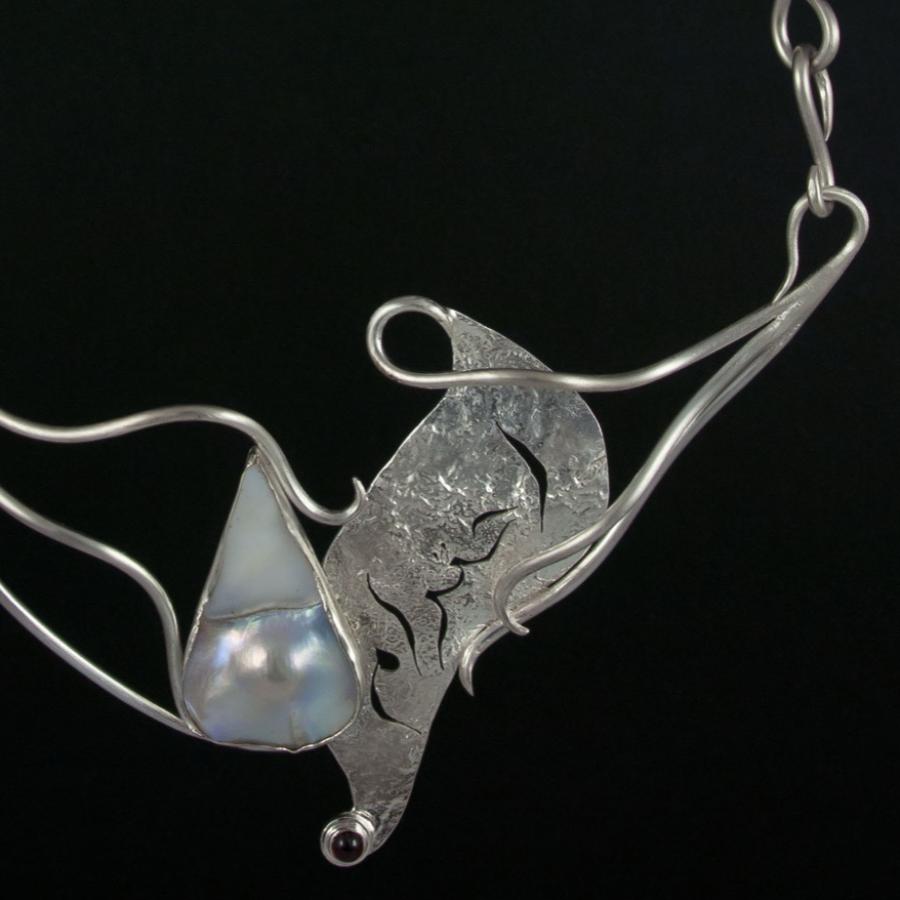 Silver necklace with blister pearl and garnet