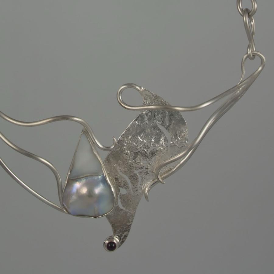 Silver necklace with blister pearl and garnet