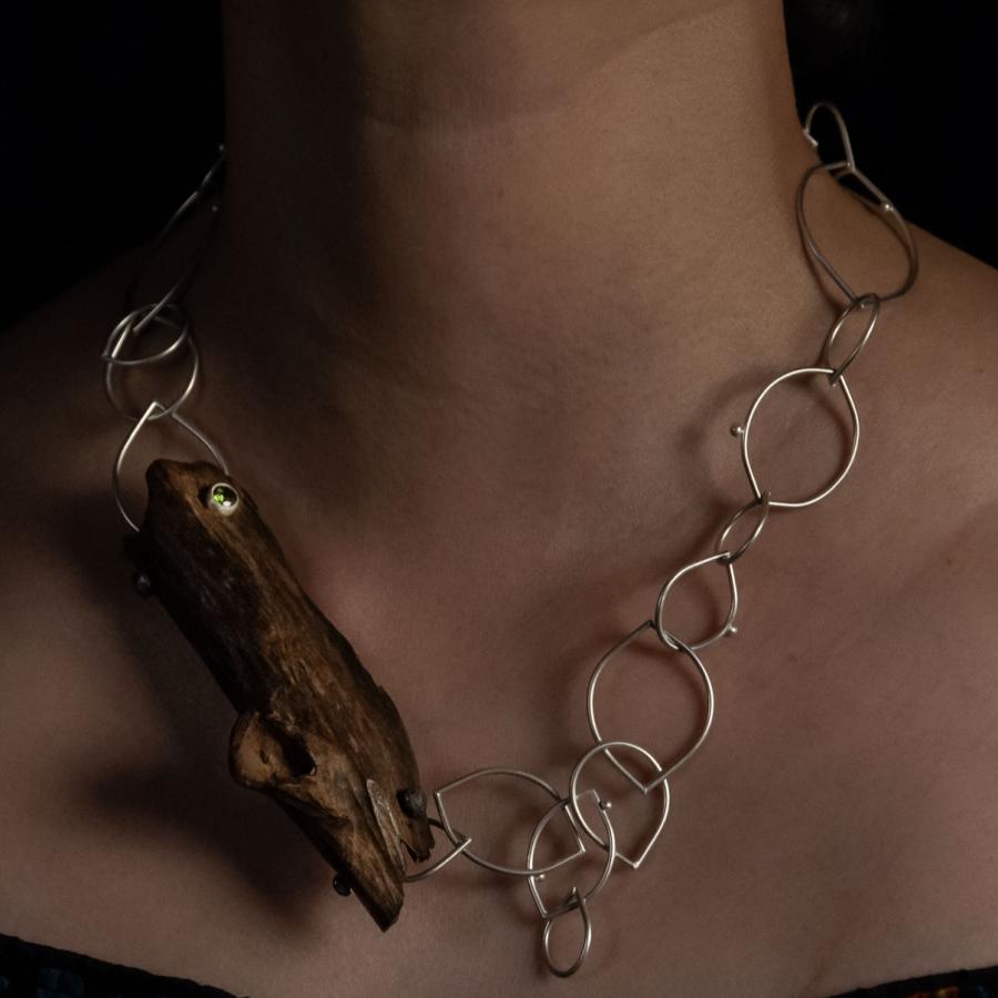Necklace with silver chain, wood and peridot.