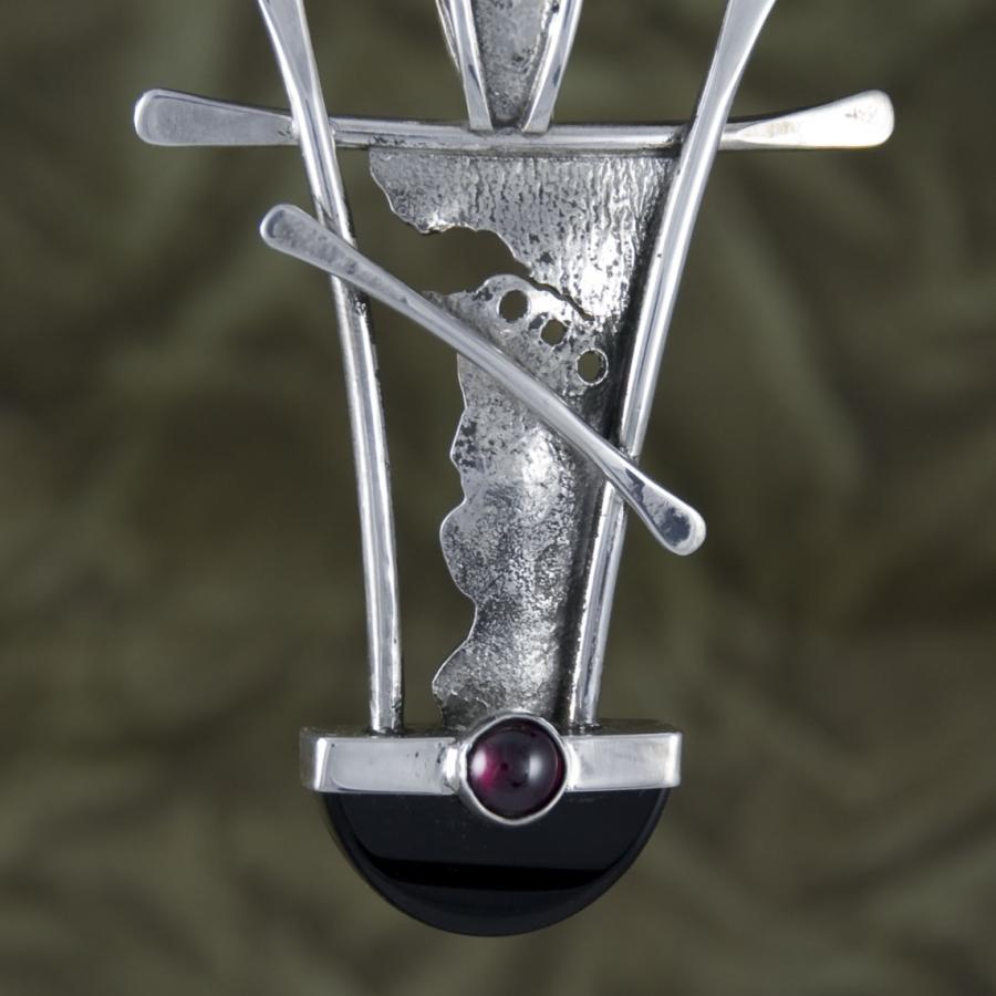 Silver abstract pendant necklace.