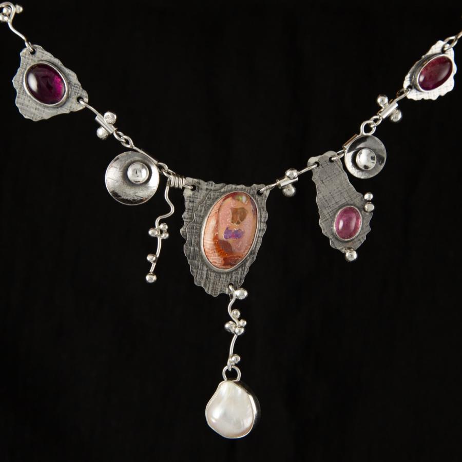 Silver necklace with pearl and pink stones