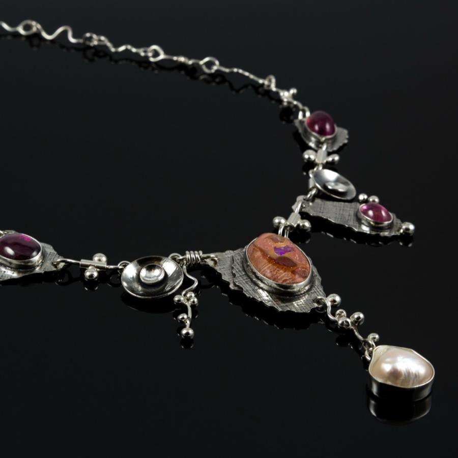 Silver necklace with pearl and pink stones