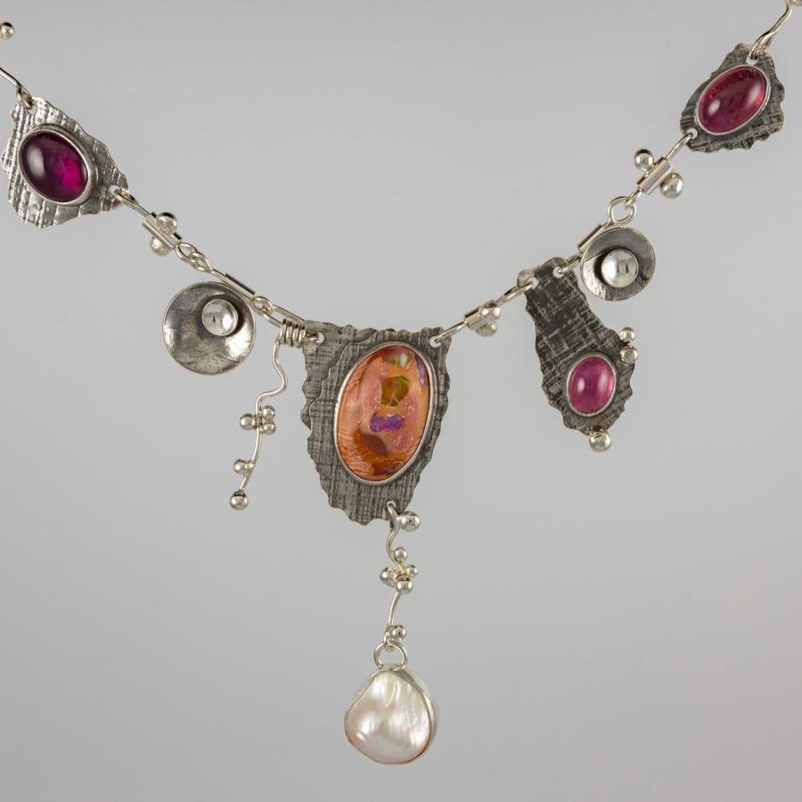 Silver necklace with pearl and pink stones