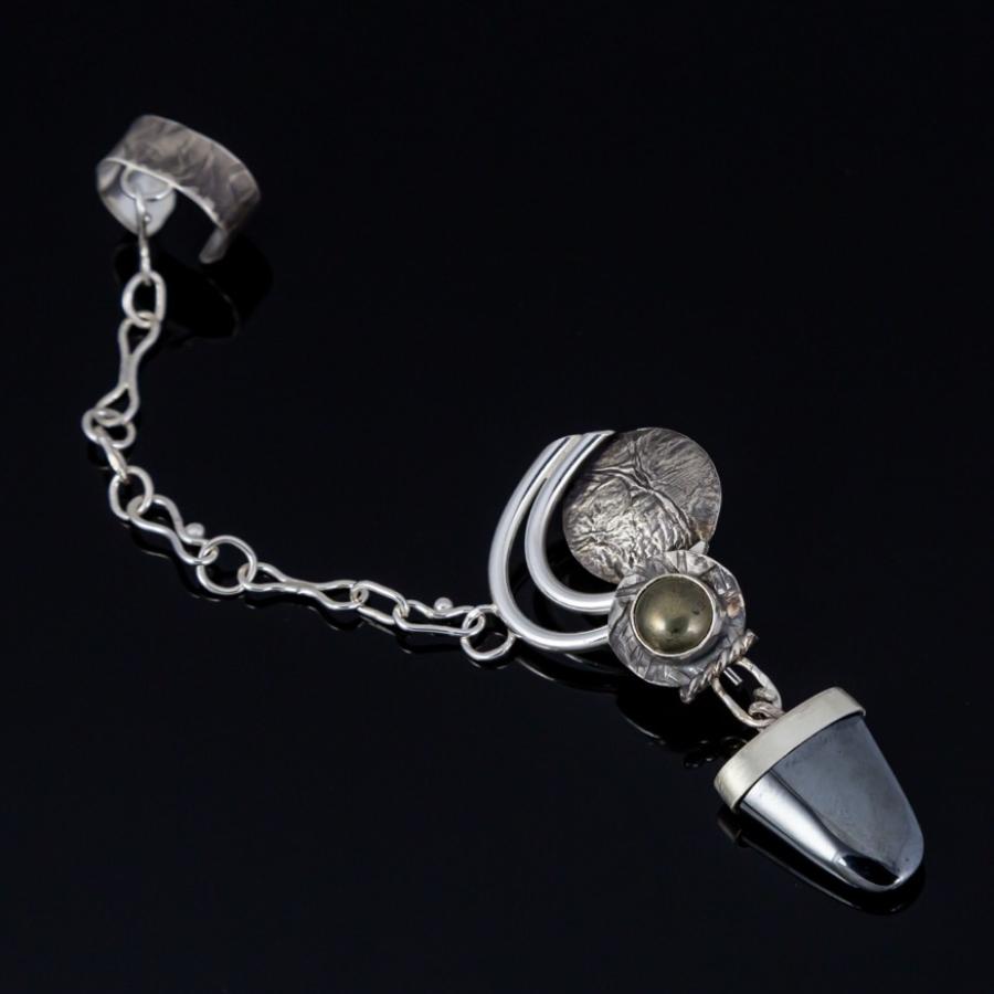 Earring connected to an ear cuff with a chain