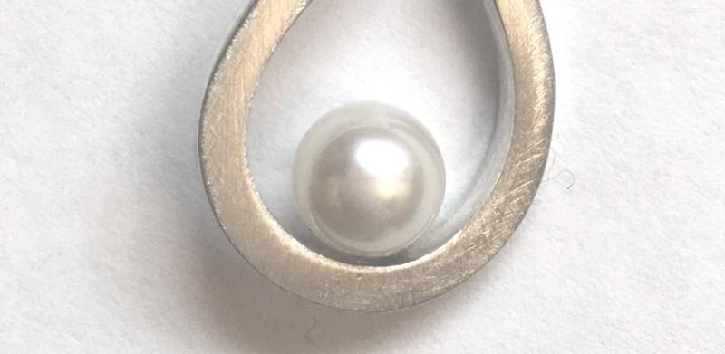 Silver and pearl pendant