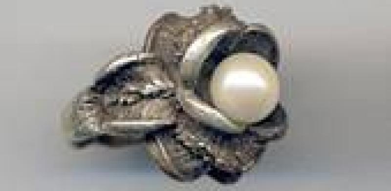 Silver ring with a pearl