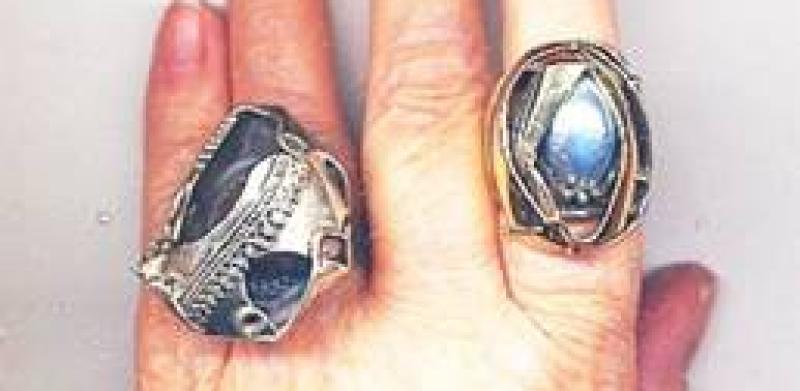 2 rings on a hand