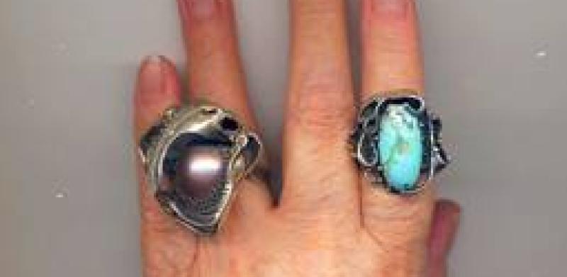 2 rings on a hand